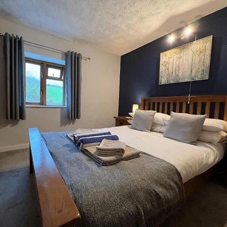 Penuwch Boathouse- Lakeside Rural Cottage Ideal For Families With Indoor Heated Pool Carmarthen Exteriér fotografie