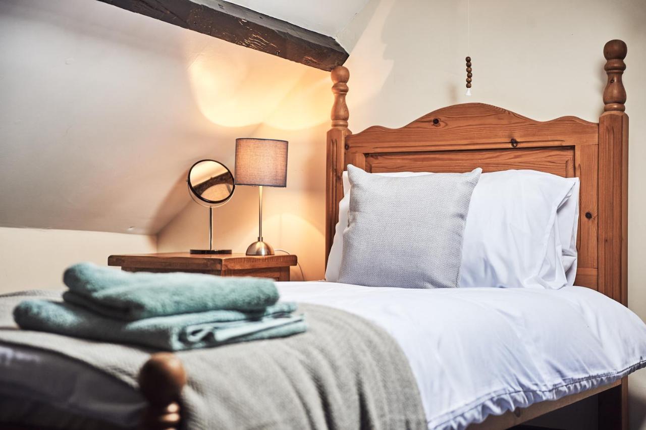 Penuwch Boathouse- Lakeside Rural Cottage Ideal For Families With Indoor Heated Pool Carmarthen Exteriér fotografie