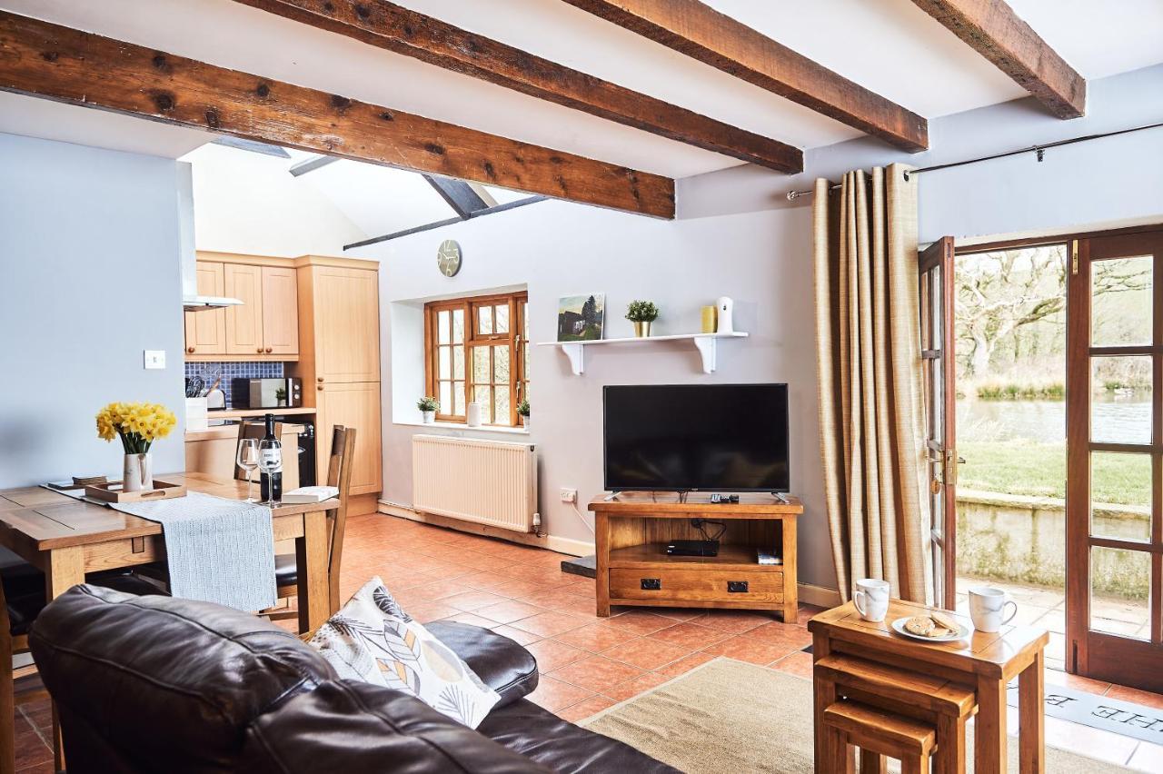 Penuwch Boathouse- Lakeside Rural Cottage Ideal For Families With Indoor Heated Pool Carmarthen Exteriér fotografie