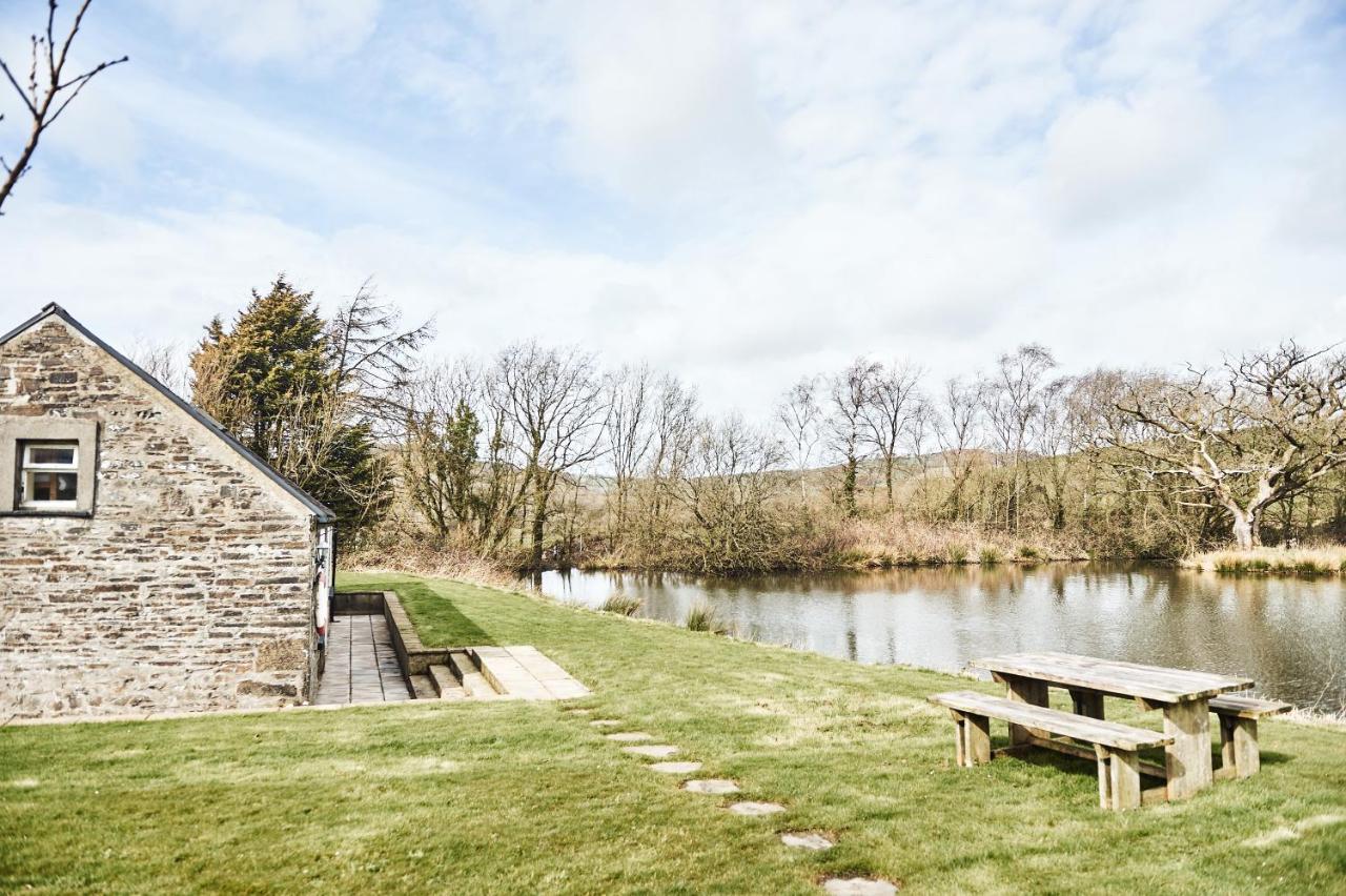 Penuwch Boathouse- Lakeside Rural Cottage Ideal For Families With Indoor Heated Pool Carmarthen Exteriér fotografie
