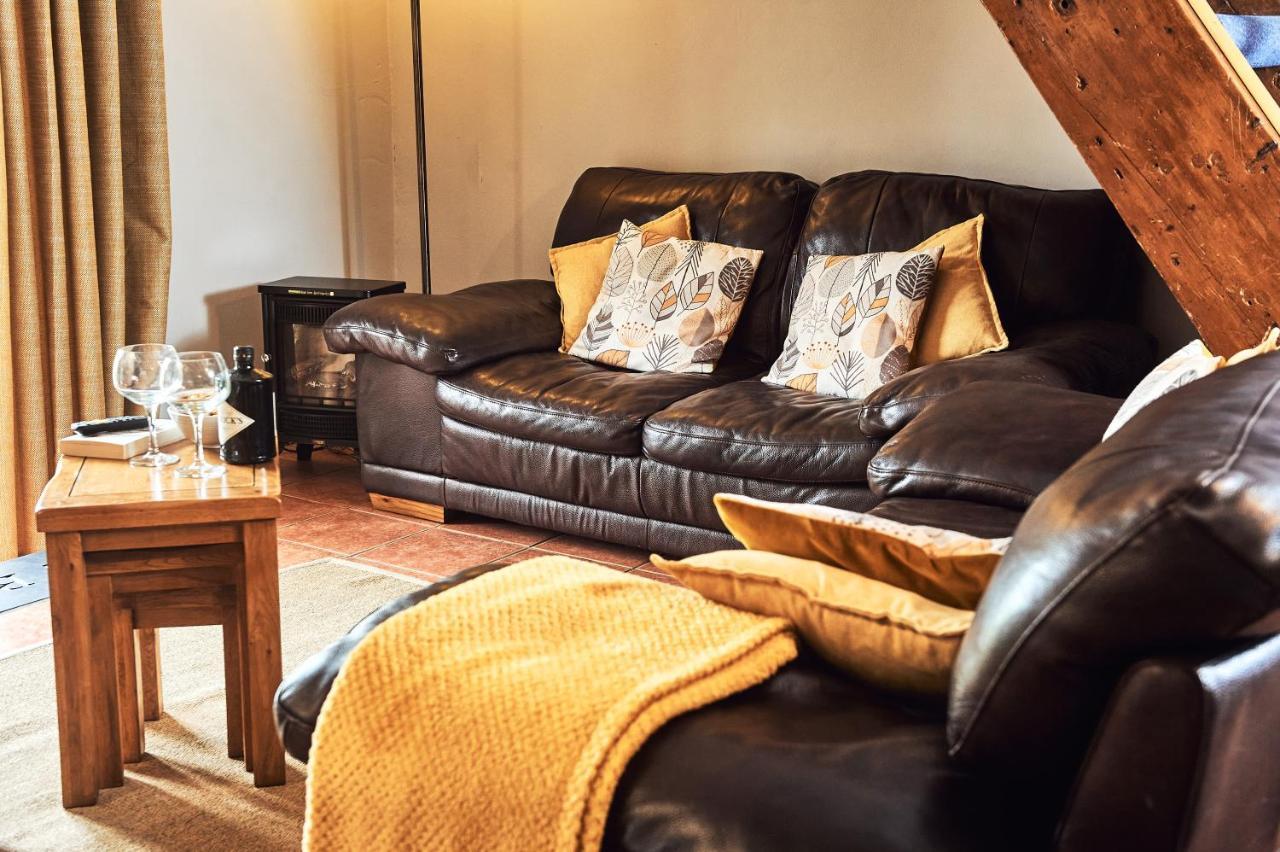 Penuwch Boathouse- Lakeside Rural Cottage Ideal For Families With Indoor Heated Pool Carmarthen Exteriér fotografie