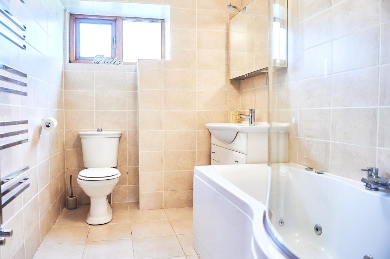 Penuwch Boathouse- Lakeside Rural Cottage Ideal For Families With Indoor Heated Pool Carmarthen Exteriér fotografie