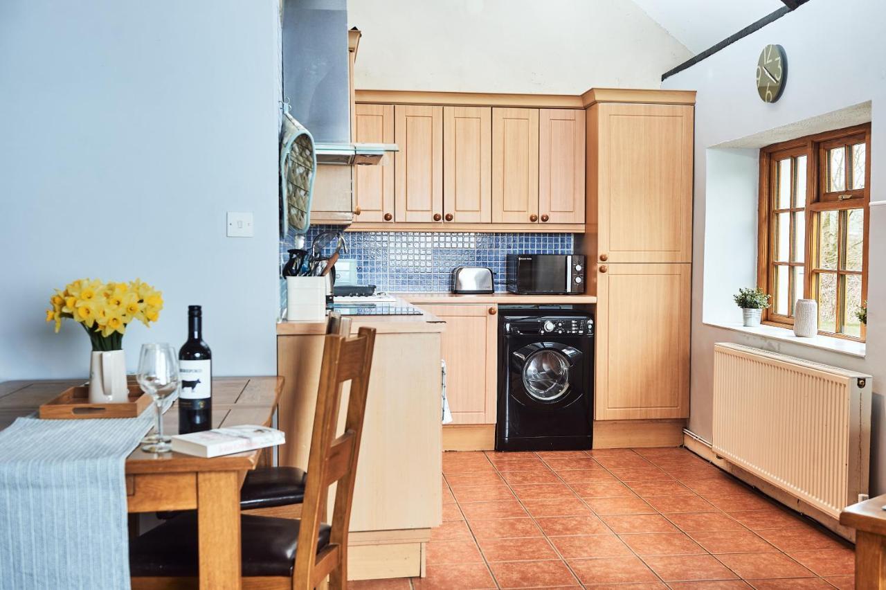 Penuwch Boathouse- Lakeside Rural Cottage Ideal For Families With Indoor Heated Pool Carmarthen Exteriér fotografie
