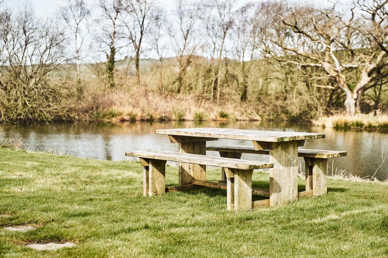 Penuwch Boathouse- Lakeside Rural Cottage Ideal For Families With Indoor Heated Pool Carmarthen Exteriér fotografie