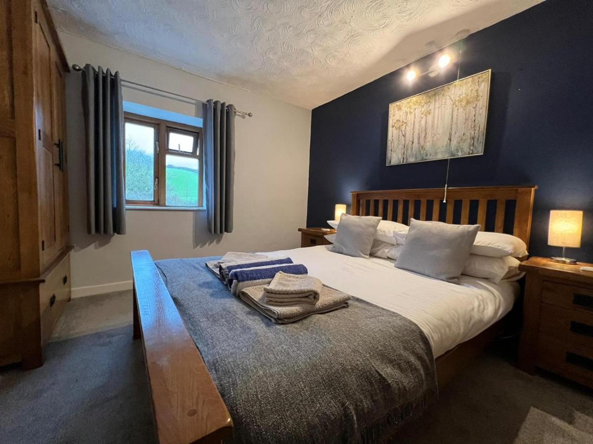 Penuwch Boathouse- Lakeside Rural Cottage Ideal For Families With Indoor Heated Pool Carmarthen Exteriér fotografie